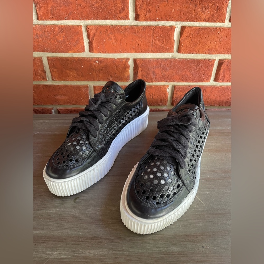 Anthropologie Musse & Cloud Cacey Perforated Leather Sneaker Size 40 EU
